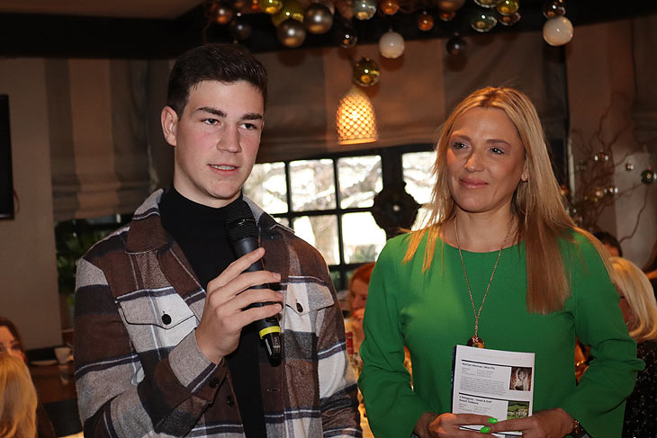 Künstler Adrian Stenger (li.),Simone Mecky-Ballack (re.) @ Versteigerung beim Christmas Charity Lunch zugunsten der McDonald’s Kinderhilfe Stiftung am 12.12.2022 im Restaurant Käfer-Schänke in München  (©foto: Martin Schmitz)(